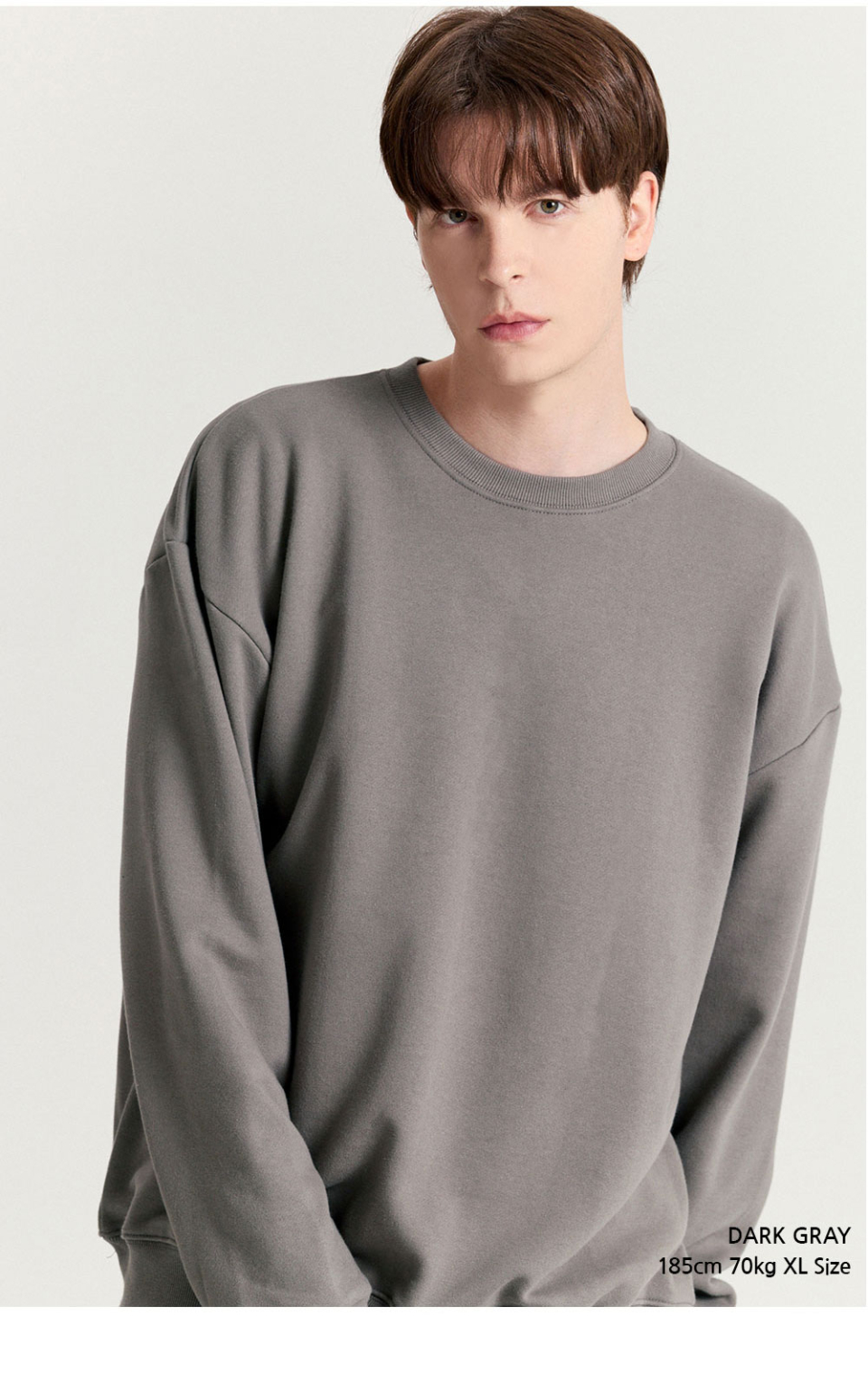 다크그레이색상 옷을 입은 남자사진