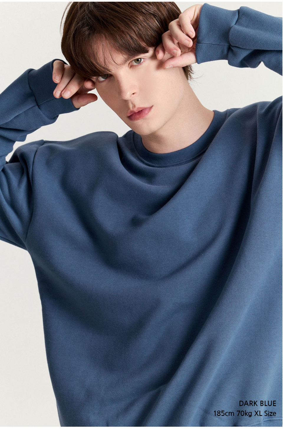 다크블루색상 옷을 입은 남자사진