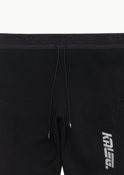 (black)