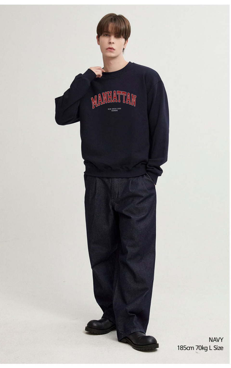 네이비색상옷을 입은 남자 사진