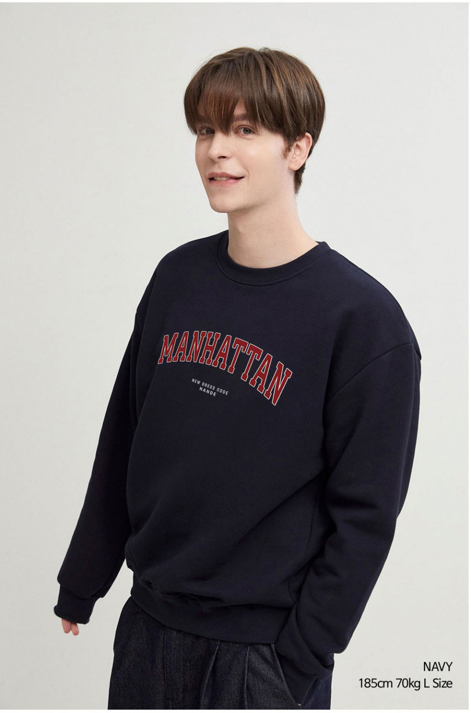 네이비색상옷을 입은 남자 사진