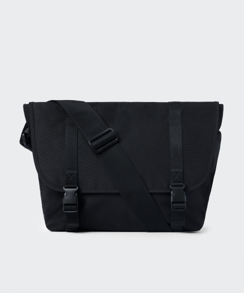[STRANGER THINGS COLLABORATION] BADGE MESSENGER BAG [BLACK]