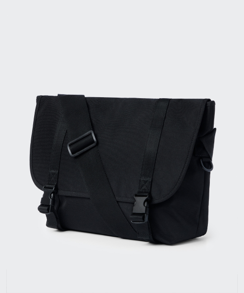 [STRANGER THINGS COLLABORATION] BADGE MESSENGER BAG [BLACK]
