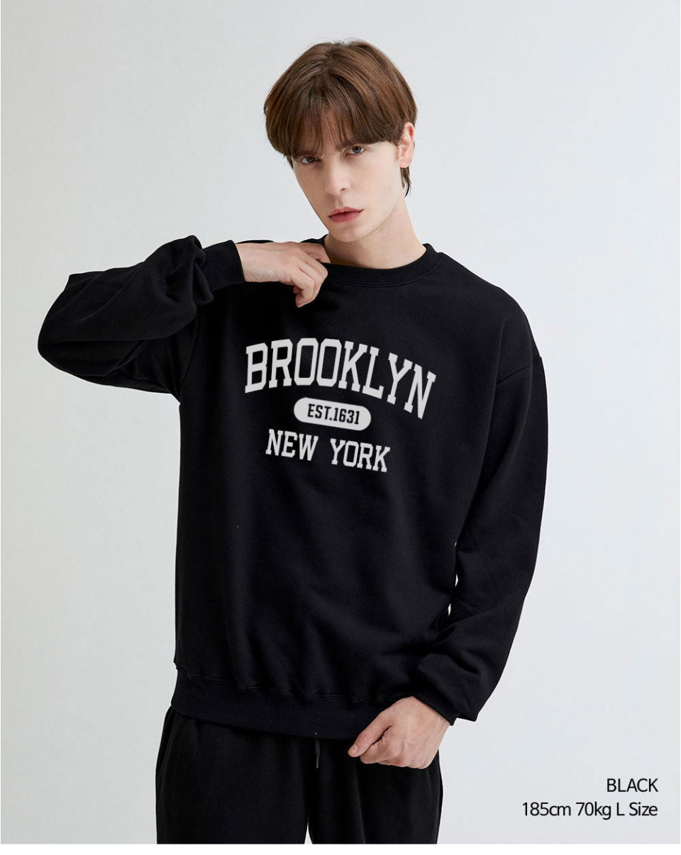 블랙색상 brooklyn 전사가 찍힌 맨투맨을 입은 남자사진 