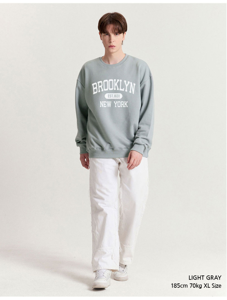 라이트그레이색상 brooklyn 전사가 찍힌 맨투맨을 입은 남자사진 