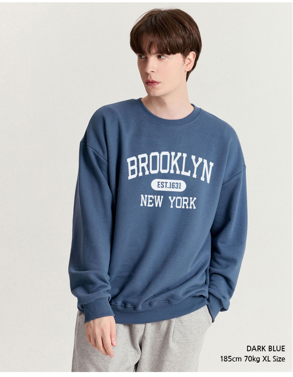 다크블루색상 brooklyn 전사가 찍힌 맨투맨을 입은 남자사진 