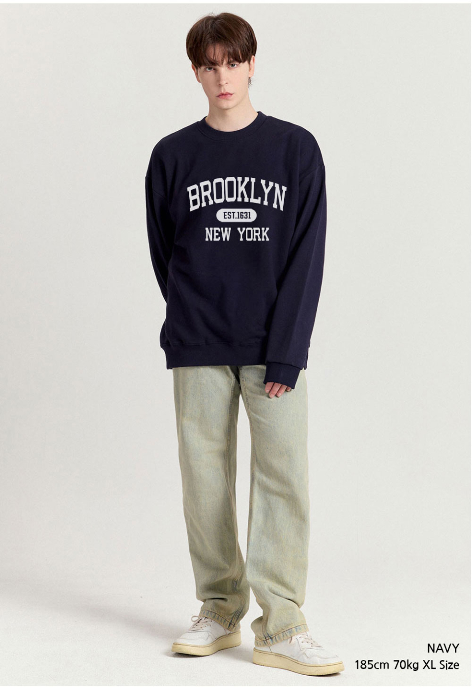 네이비색상 brooklyn 전사가 찍힌 맨투맨을 입은 남자사진 