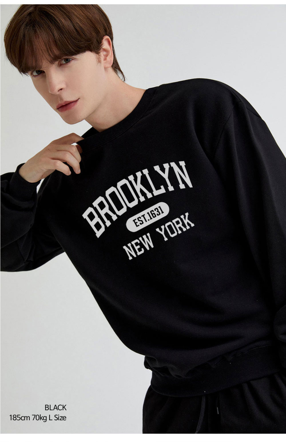 블랙색상 brooklyn 전사가 찍힌 맨투맨을 입은 남자사진 