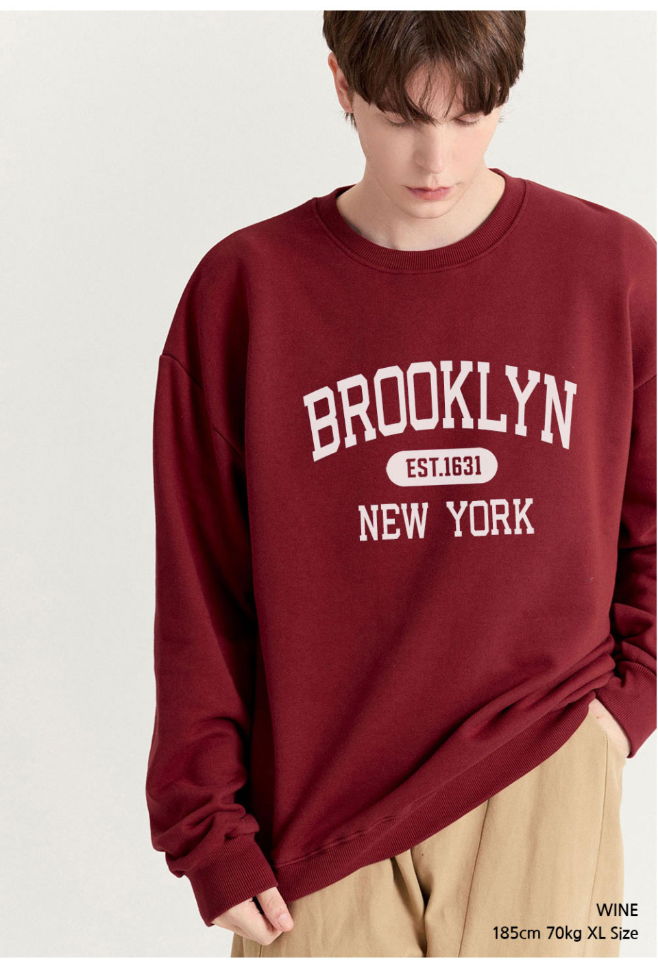 와인색상 brooklyn 전사가 찍힌 맨투맨을 입은 남자사진 