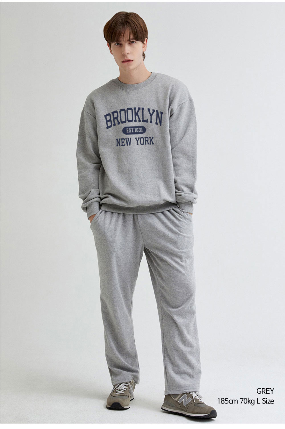 그레이색상 brooklyn 전사가 찍힌 맨투맨을 입은 남자사진 