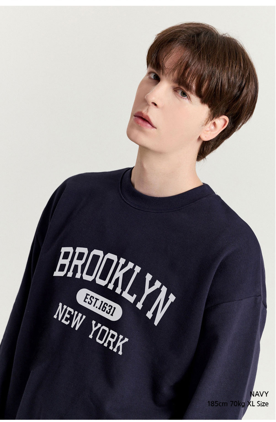 네이비색상 brooklyn 전사가 찍힌 맨투맨을 입은 남자사진 