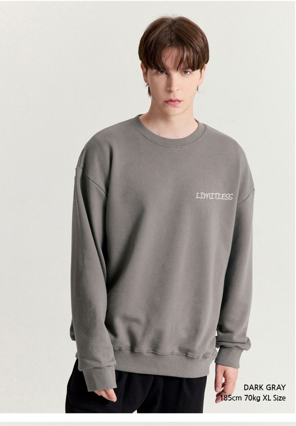 다크그레이색상 장미그림이 등판에 찍혀있는 맨투맨을 입은 남자 사진