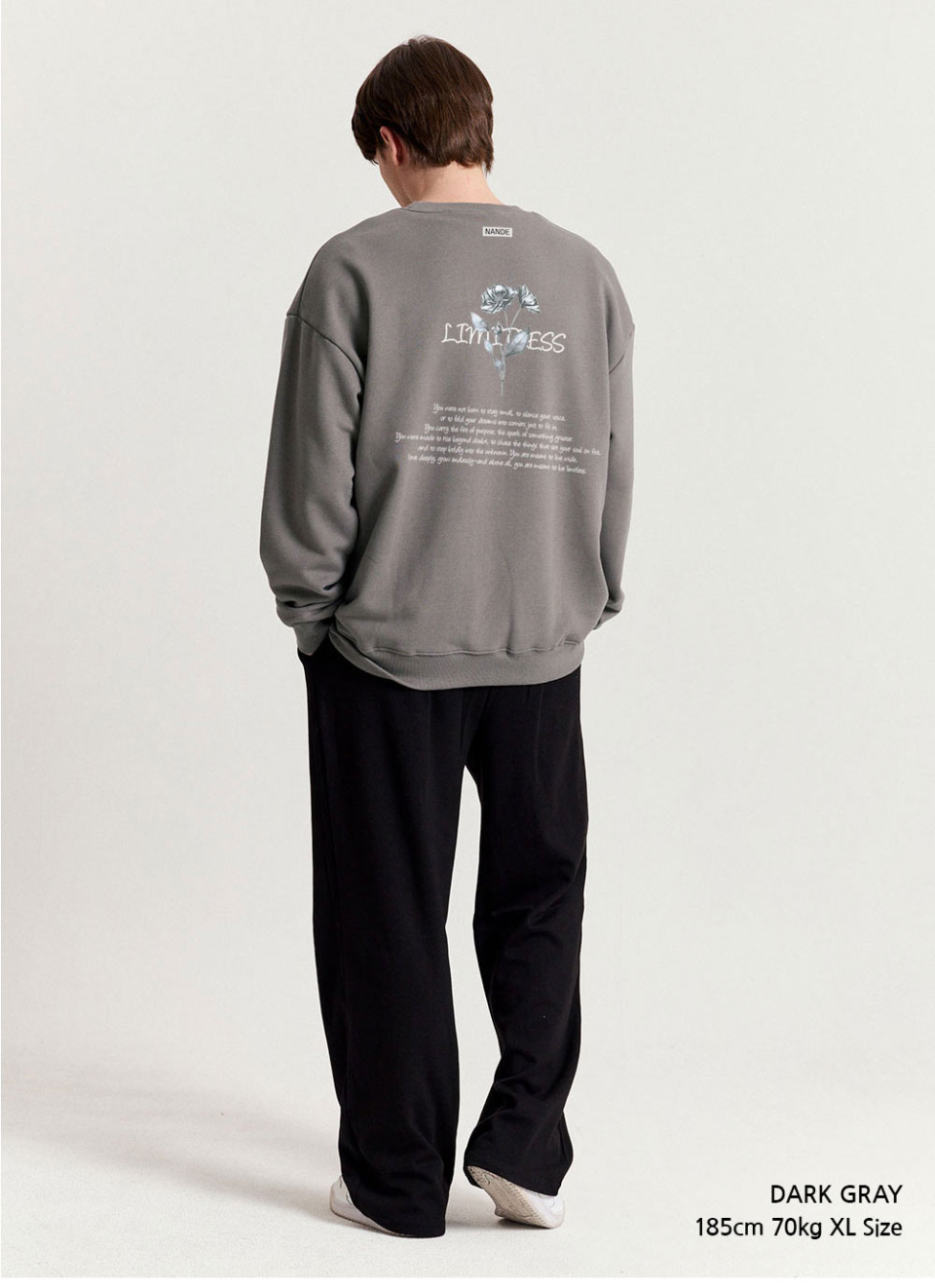 다크그레이색상 장미그림이 등판에 찍혀있는 맨투맨을 입은 남자 사진