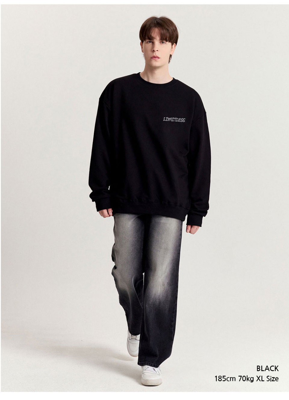 블랙색상 장미그림이 등판에 찍혀있는 맨투맨을 입은 남자 사진