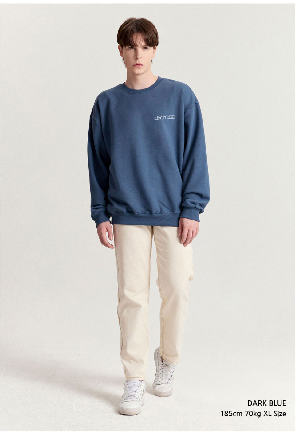 다크블루색상 장미그림이 등판에 찍혀있는 맨투맨을 입은 남자 사진