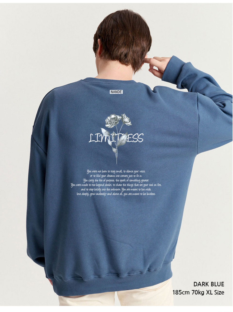 다크블루색상 장미그림이 등판에 찍혀있는 맨투맨을 입은 남자 사진