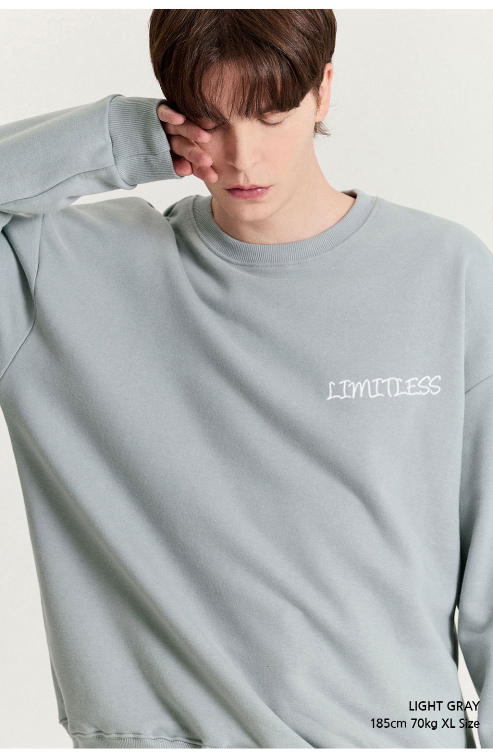 라이트그레이색상 장미그림이 등판에 찍혀있는 맨투맨을 입은 남자 사진