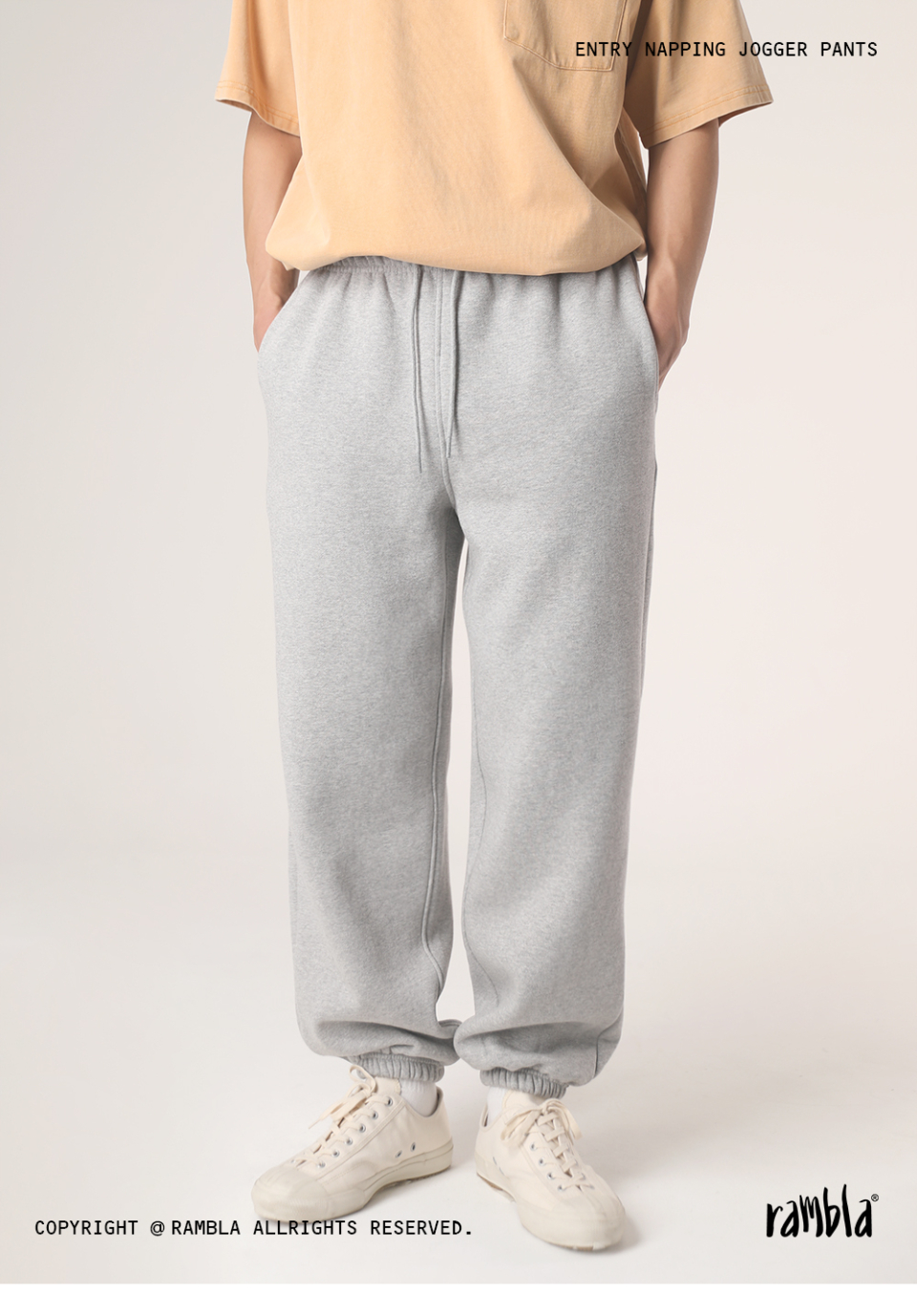 한겨울 입기 좋은 티셔츠와 매칭한 엔트리 기모 스웨트 조거팬츠 멜란지컬러의 모델 착용사진