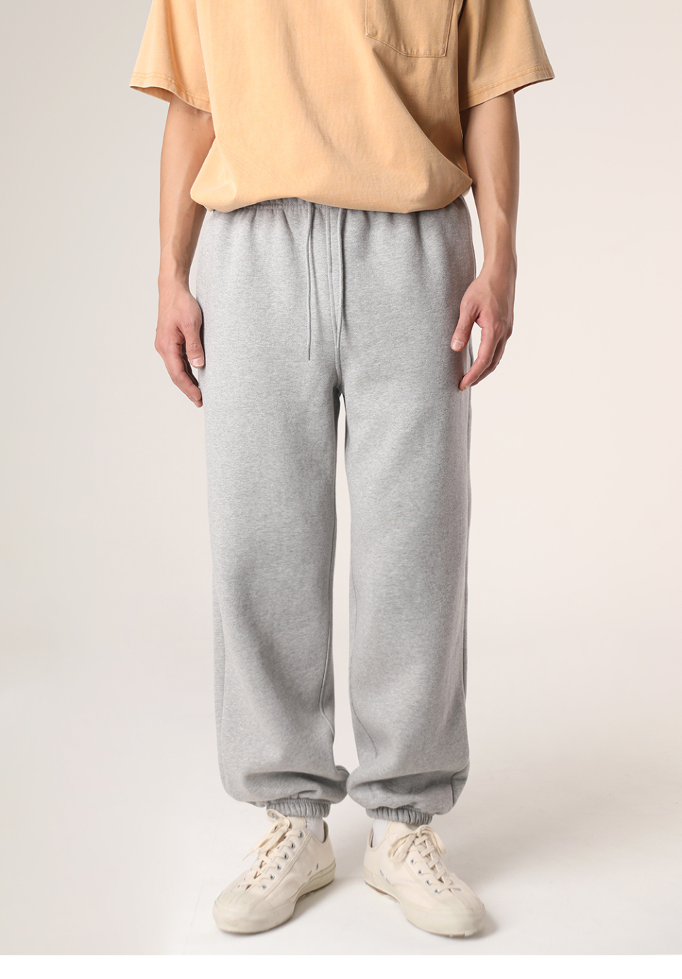 반팔티와 같이 연출한 멜란지 색상의 엔트리 기모 스웨트 조거팬츠를 착용한 모델사진