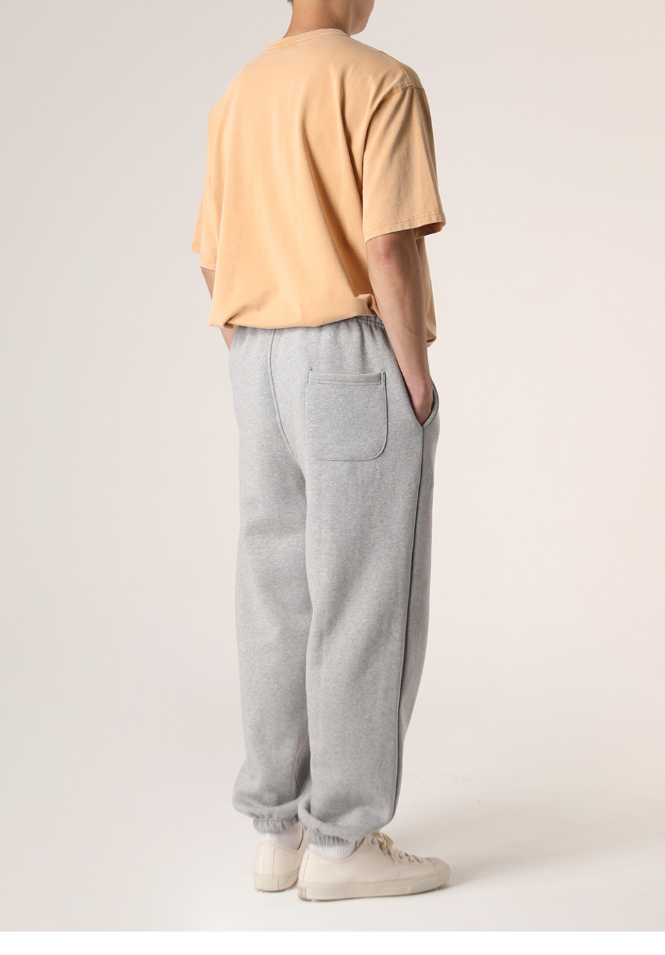 반팔티와 같이 연출한 멜란지 색상의 엔트리 기모 스웨트 조거팬츠를 착용한 모델사진