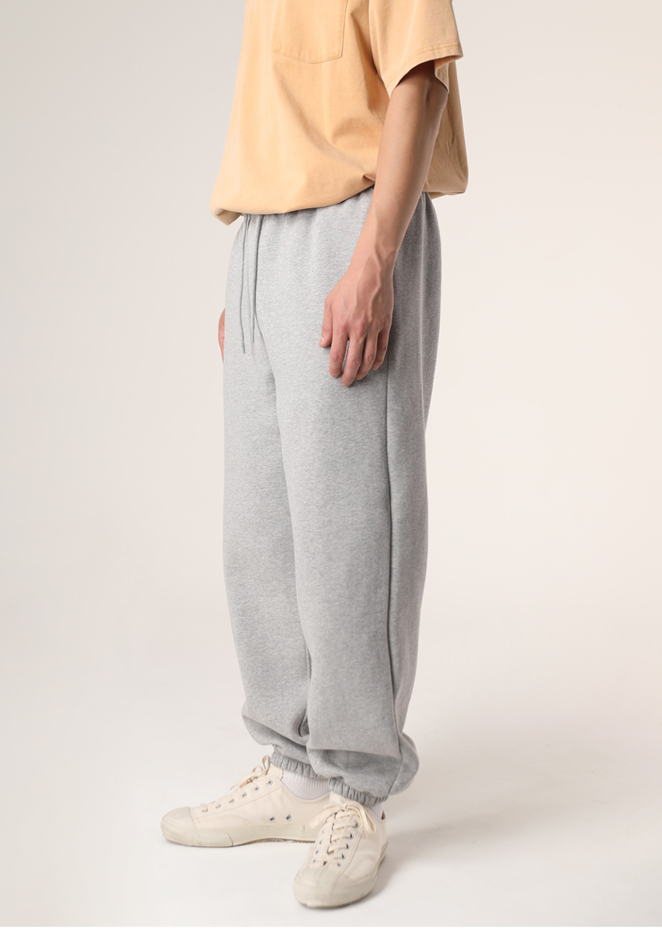 반팔티와 같이 연출한 멜란지 색상의 엔트리 기모 스웨트 조거팬츠를 착용한 모델사진