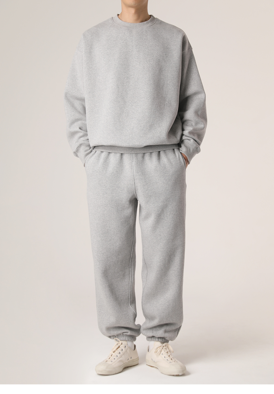 반팔티와 같이 연출한 멜란지 색상의 엔트리 기모 스웨트 조거팬츠를 착용한 모델사진