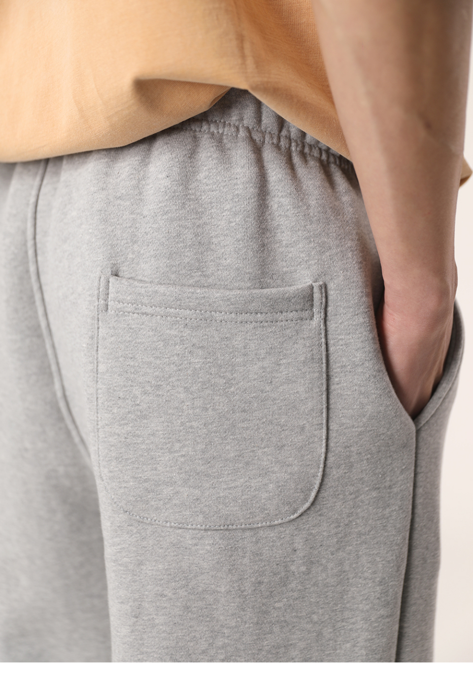 반팔티와 같이 연출한 멜란지 색상의 엔트리 기모 스웨트 조거팬츠를 착용한 모델사진