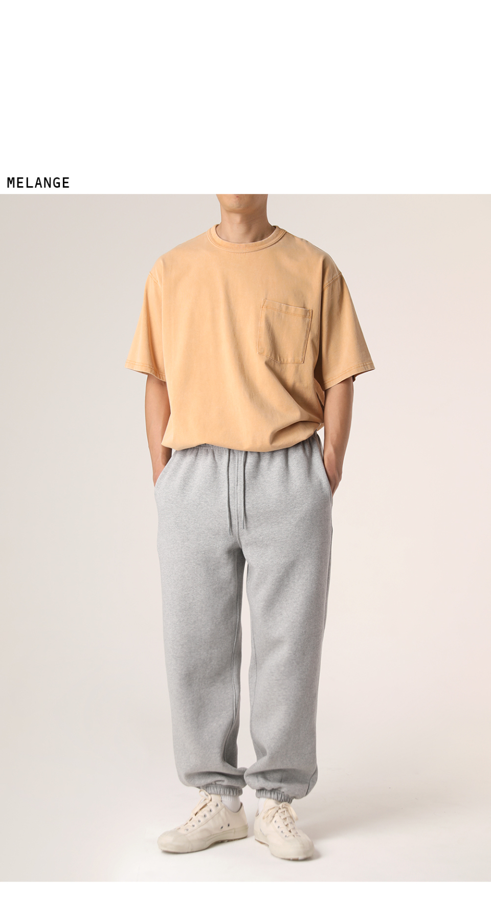 반팔티와 같이 연출한 멜란지 색상의 엔트리 기모 스웨트 조거팬츠를 착용한 모델사진