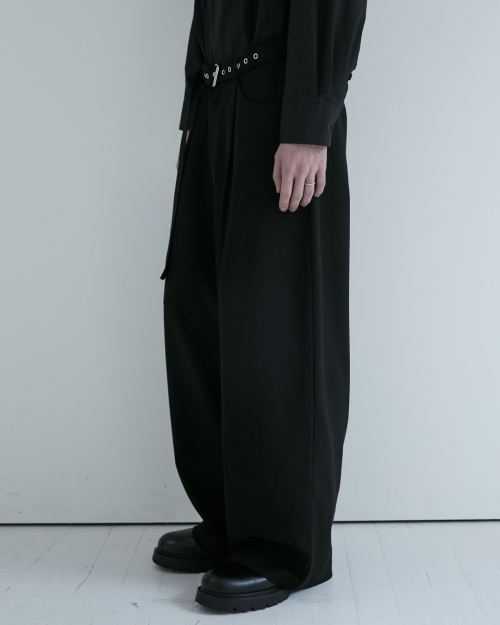 BELTED CURVED SLACKS (BLACK)