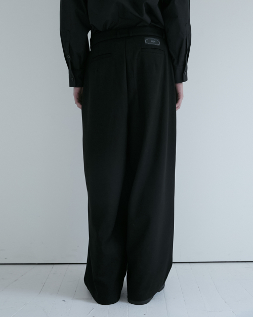 BELTED CURVED SLACKS (BLACK)