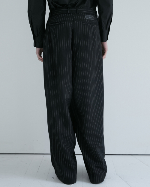 BELTED CURVED SLACKS (STRIPE)