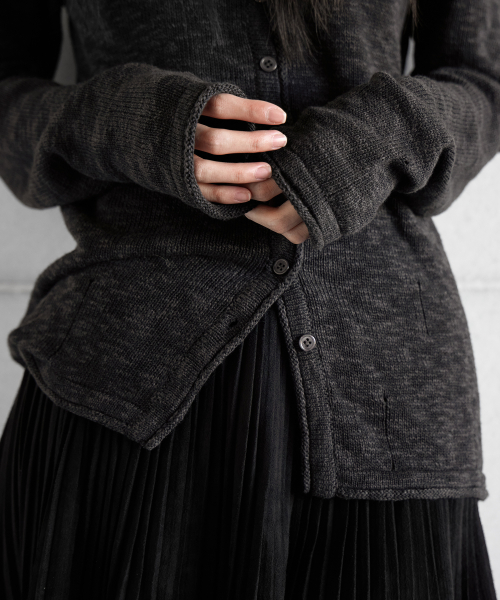 BOKSASH PENDANT V-NECK CARDIGAN, BLACK