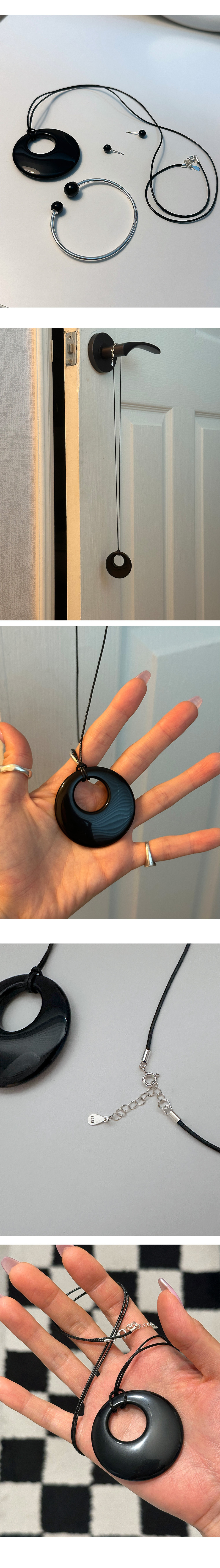 무게감있는 원석이 시크한 느낌을 줍니다.