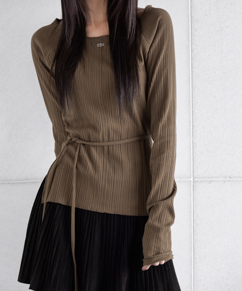 PLEATED PENDANT BOAT NECK T-SHIRT, коричневый