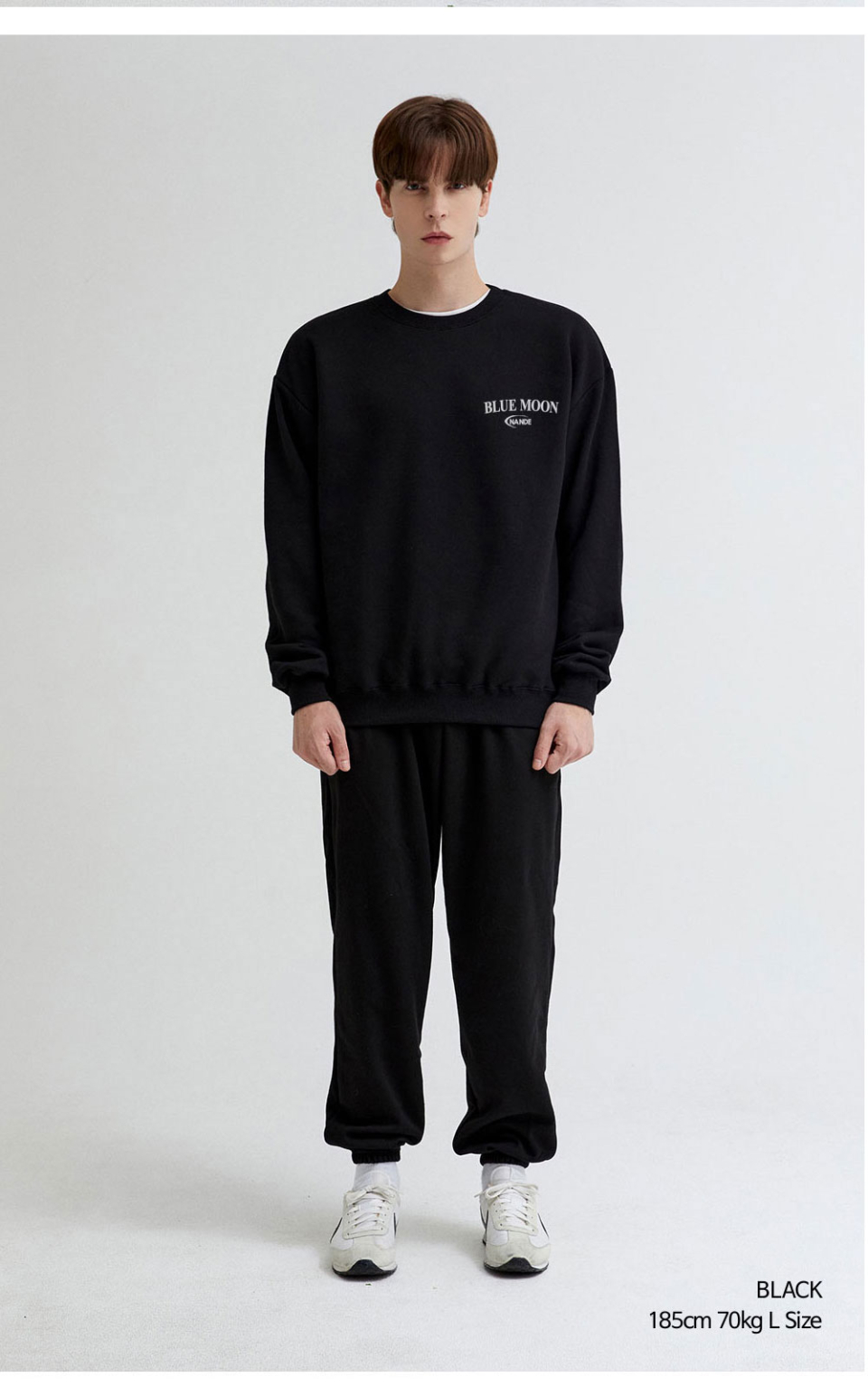 블랙색상 달이 등에 프린팅된 맨투맨을 입은 남자 사진