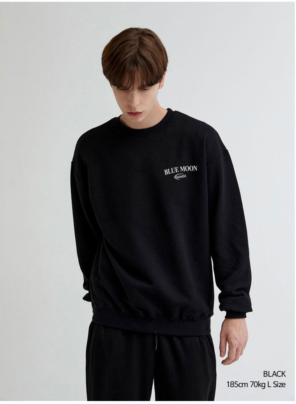 블랙색상 달이 등에 프린팅된 맨투맨을 입은 남자 사진