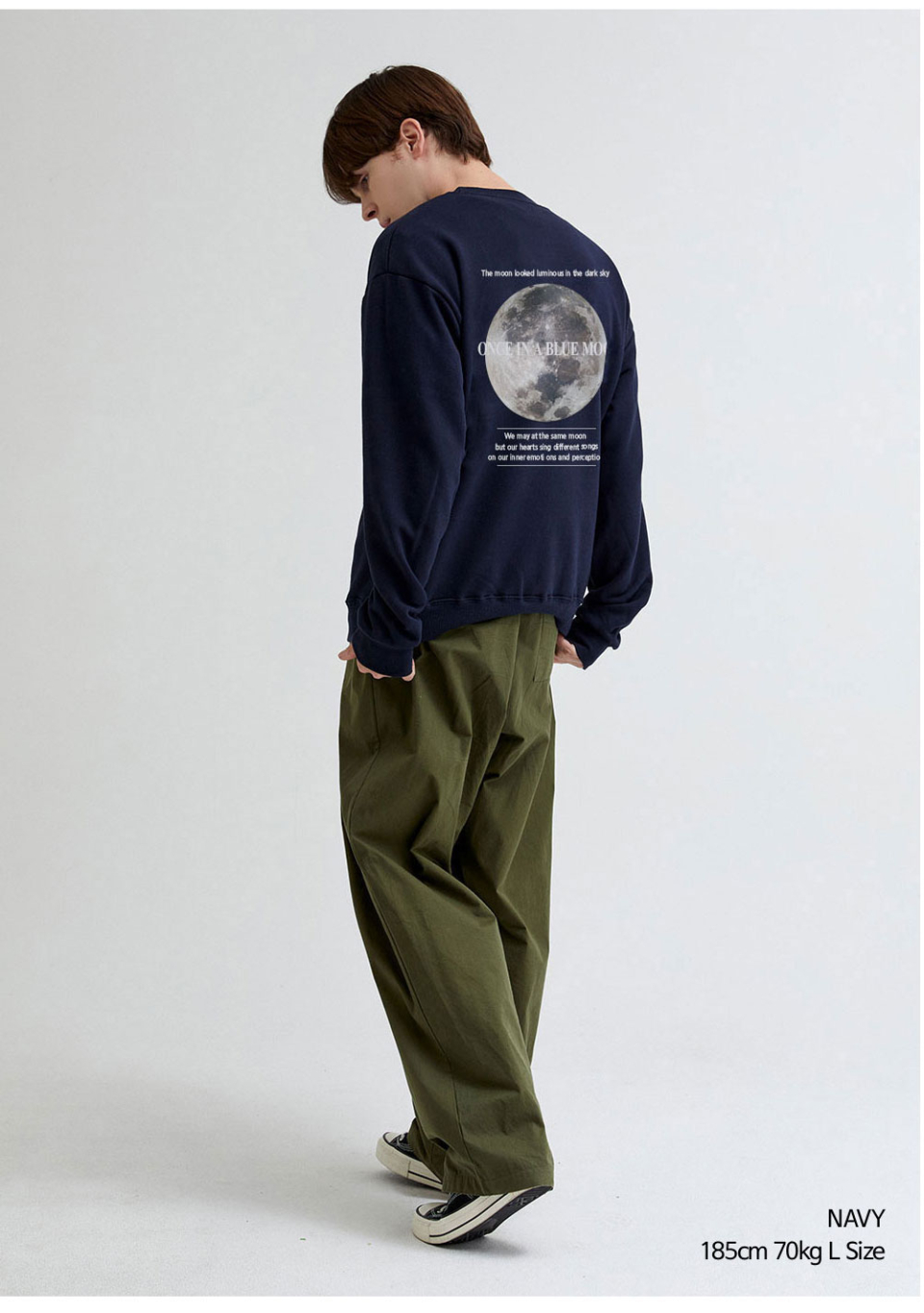 네이비색상 달이 등에 프린팅된 맨투맨을 입은 남자 사진