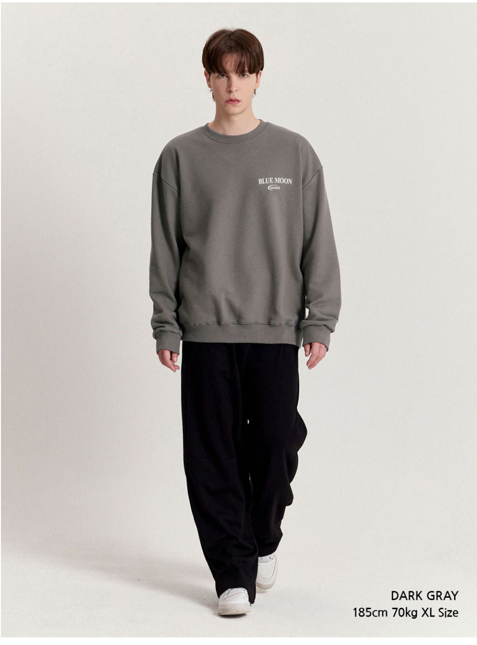 다크그레이색상 달이 등에 프린팅된 맨투맨을 입은 남자 사진