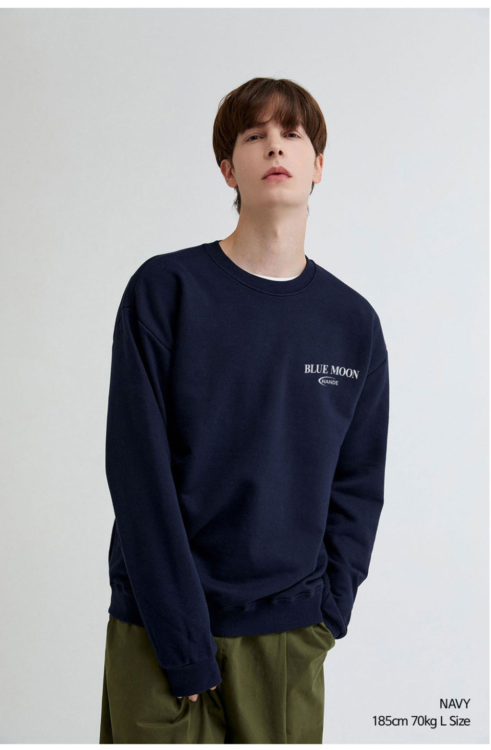 네이비색상 달이 등에 프린팅된 맨투맨을 입은 남자 사진