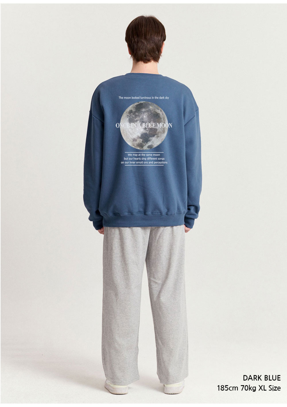 다크블루색상 달이 등에 프린팅된 맨투맨을 입은 남자 사진