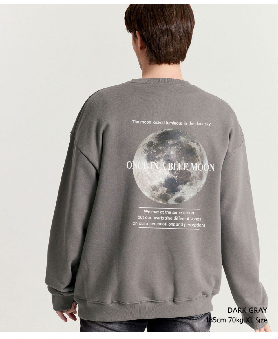 다크그레이색상 달이 등에 프린팅된 맨투맨을 입은 남자 사진