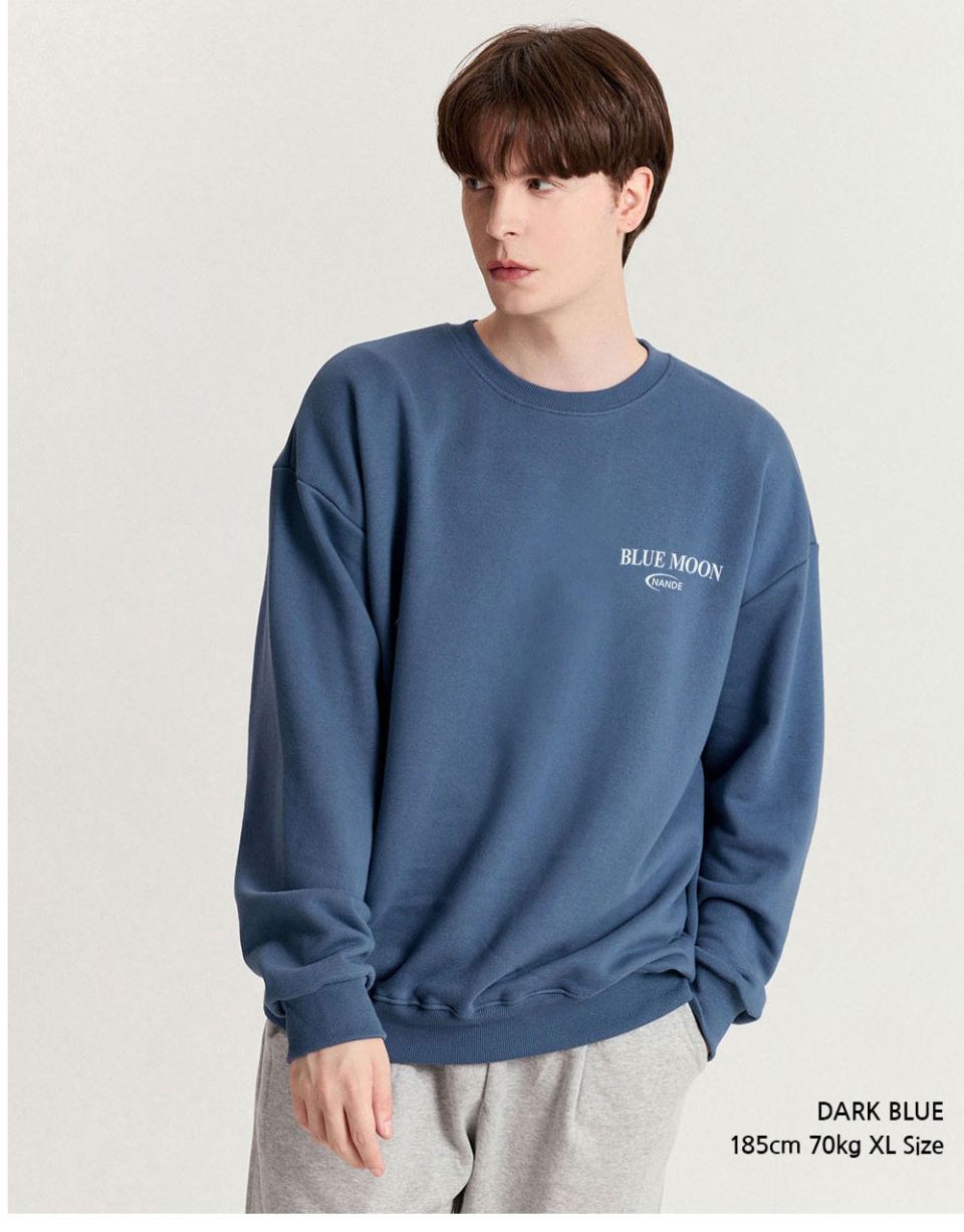 다크블루색상 달이 등에 프린팅된 맨투맨을 입은 남자 사진