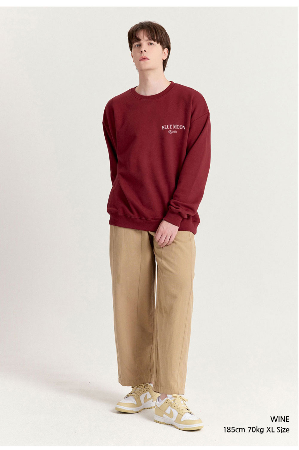 와인색상 달이 등에 프린팅된 맨투맨을 입은 남자 사진