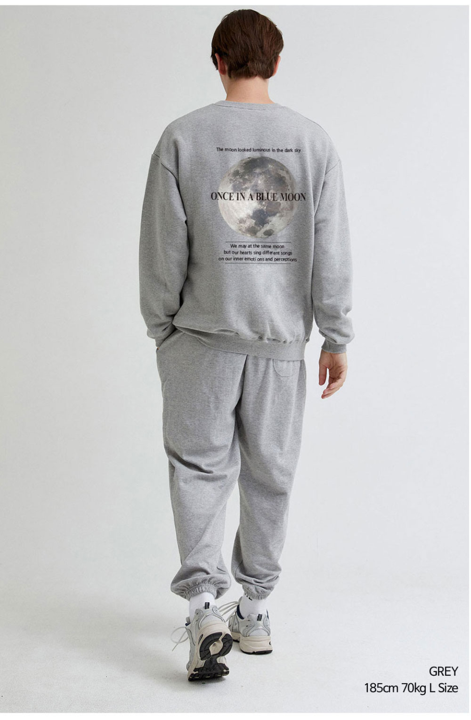 그레이색상 달이 등에 프린팅된 맨투맨을 입은 남자 사진