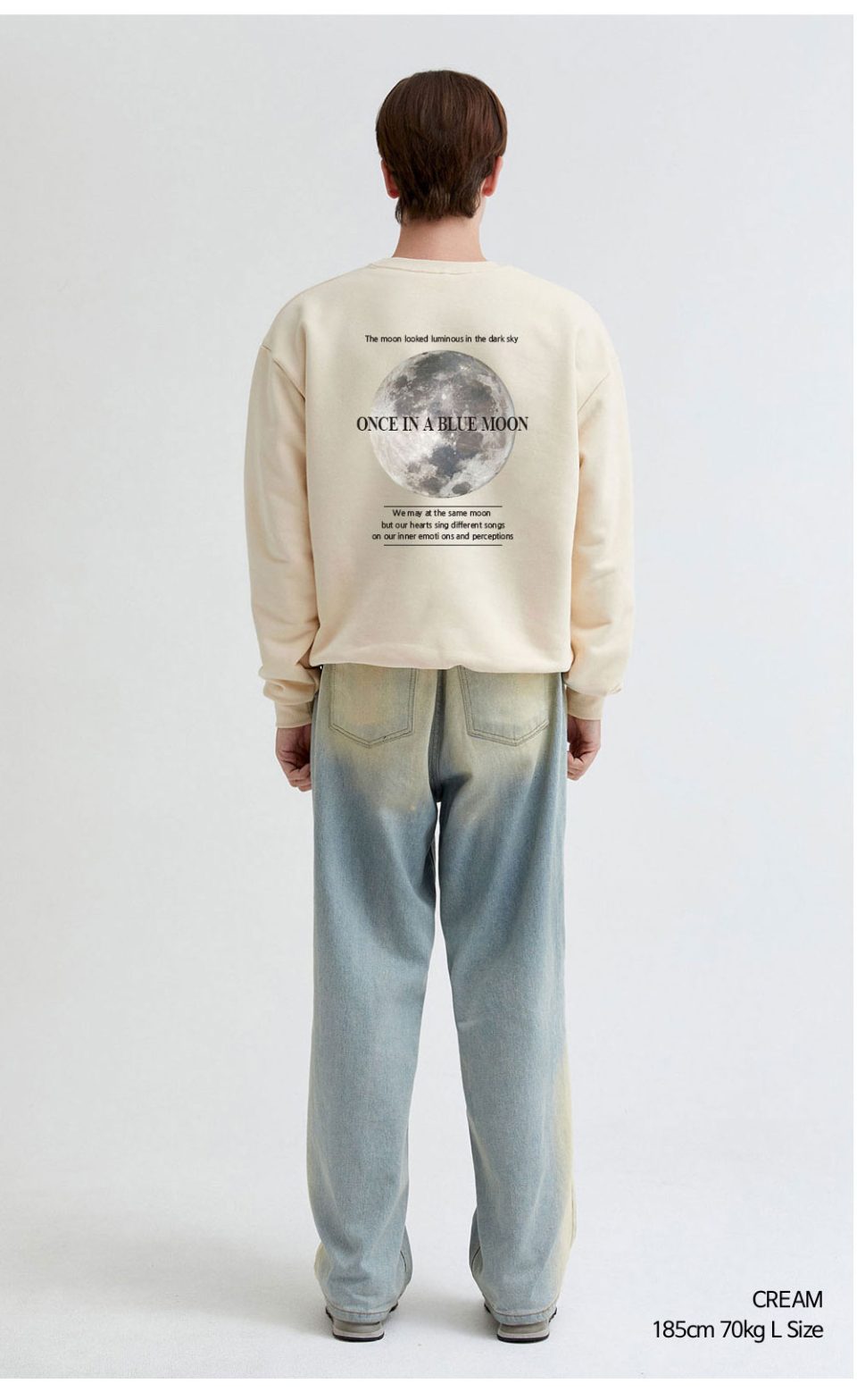 크림색상 달이 등에 프린팅된 맨투맨을 입은 남자 사진