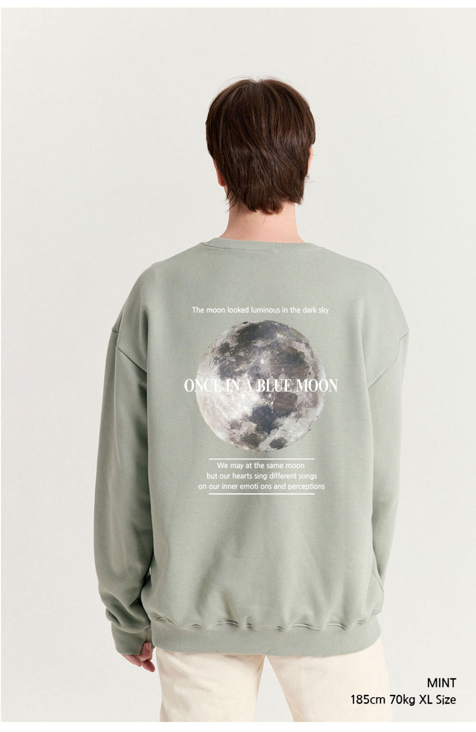 민트색상 달이 등에 프린팅된 맨투맨을 입은 남자 사진