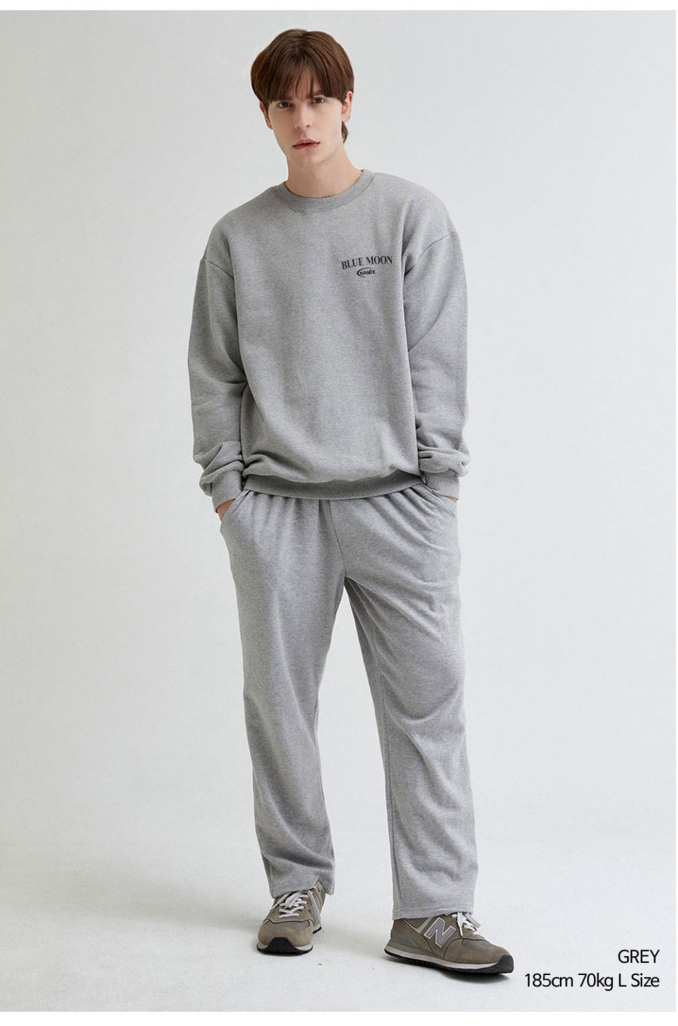 그레이색상 달이 등에 프린팅된 맨투맨을 입은 남자 사진