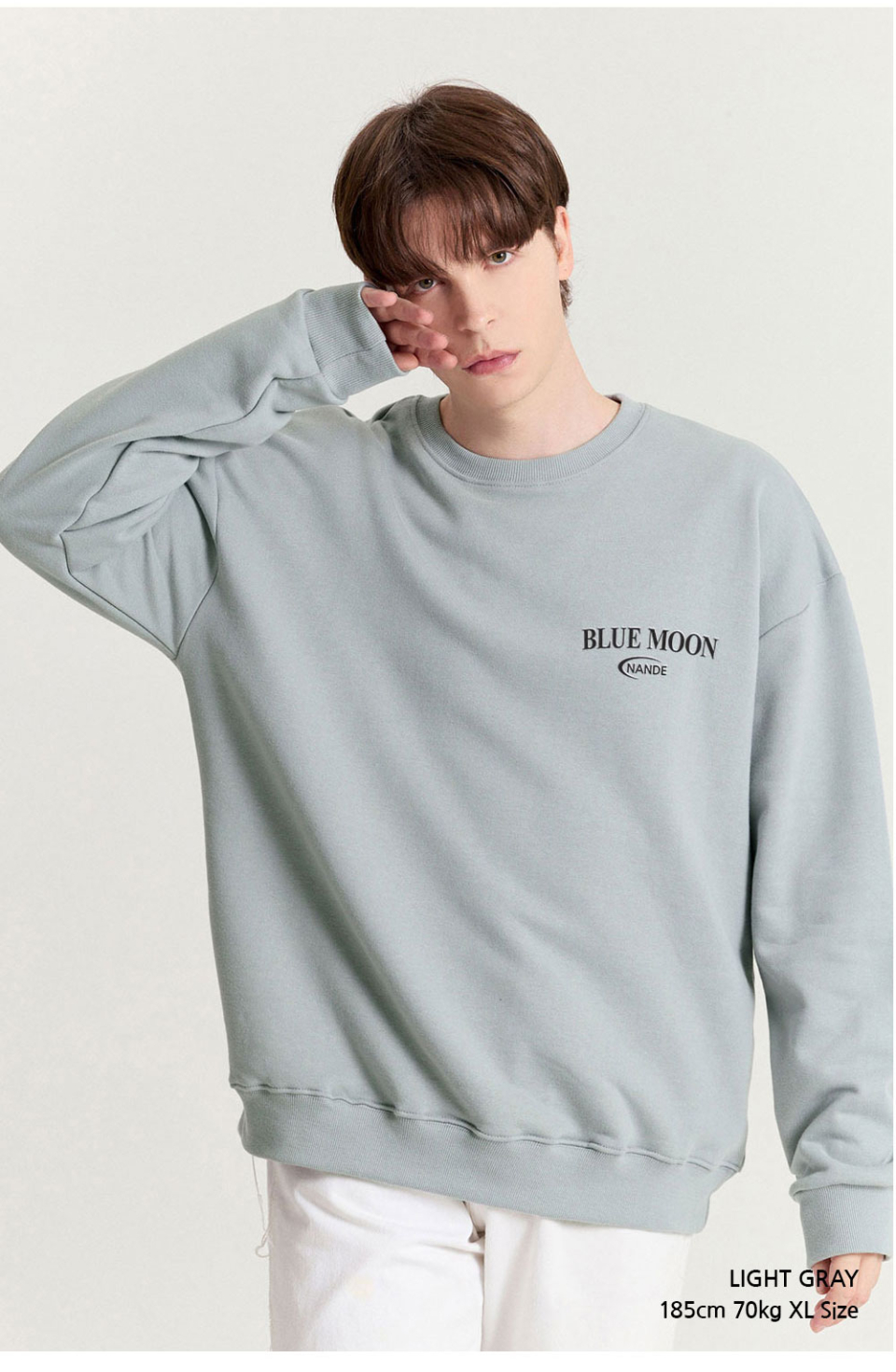 라이트그레이색상 달이 등에 프린팅된 맨투맨을 입은 남자 사진