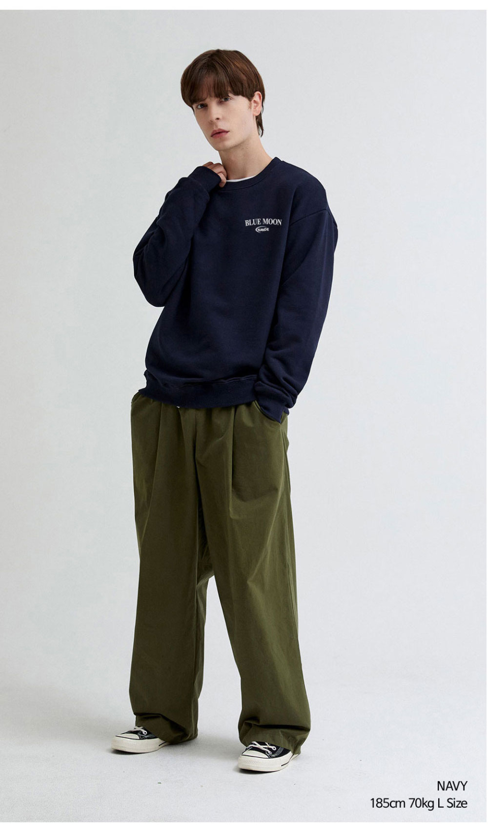 네이비색상 달이 등에 프린팅된 맨투맨을 입은 남자 사진