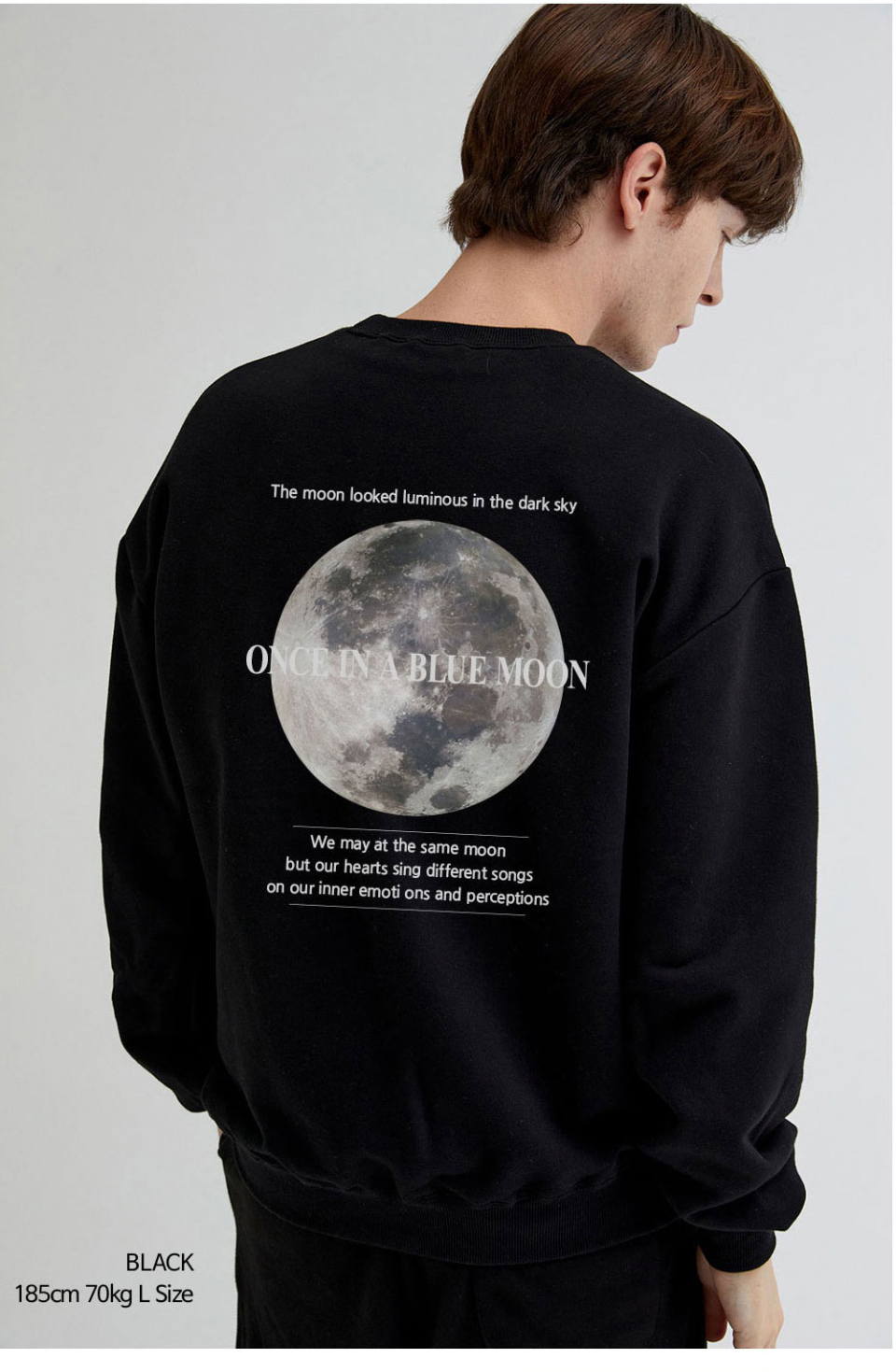 블랙색상 달이 등에 프린팅된 맨투맨을 입은 남자 사진